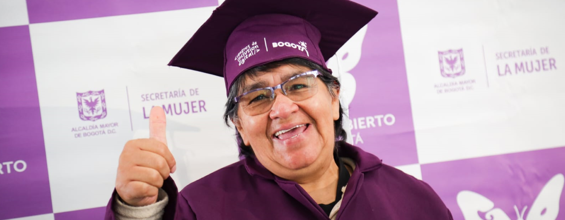 Mujeres graduadas de centros de inclusión digital