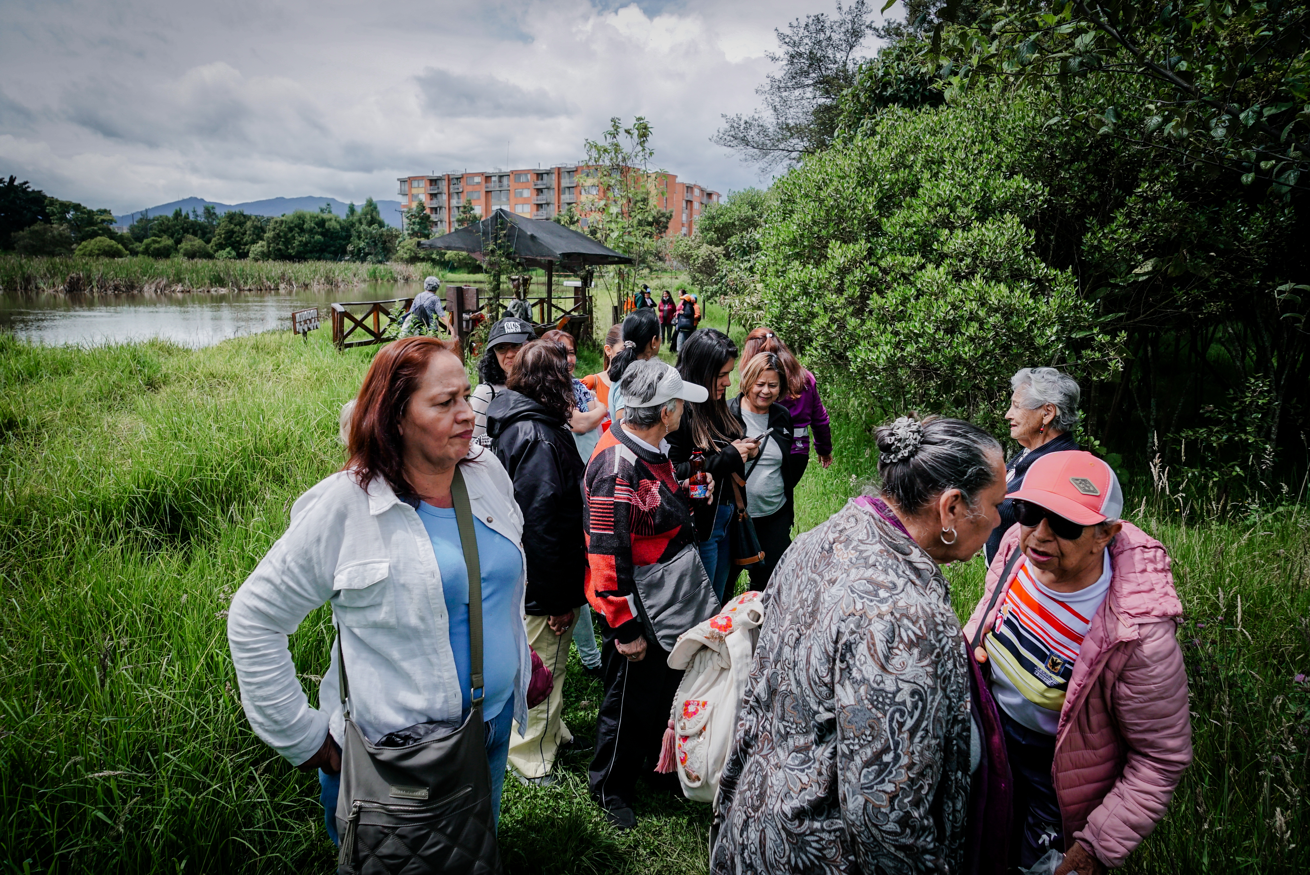 Mujeres en caminata ecológica