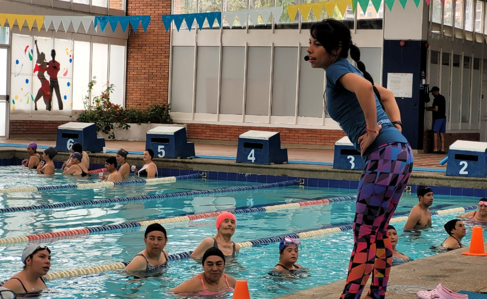 Personas en piscina de manzana del cuidado de Usaquén