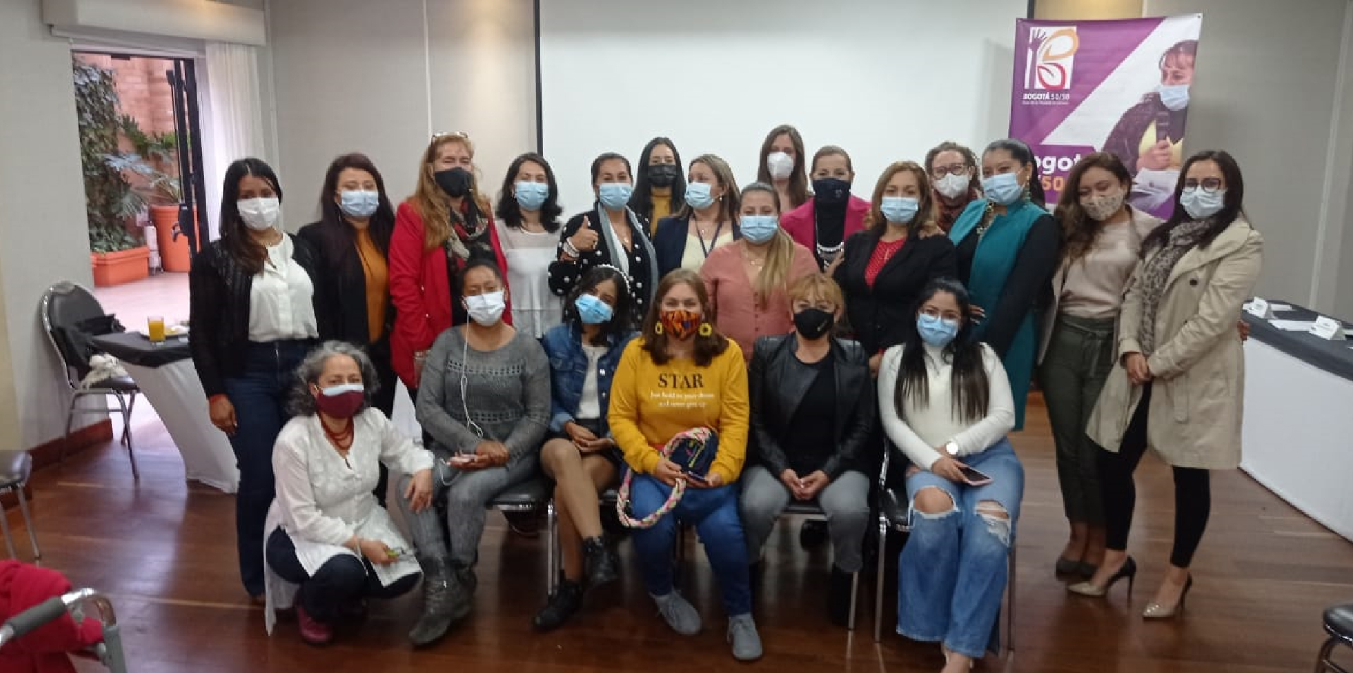 Mujeres que asisten a reunión de JAL