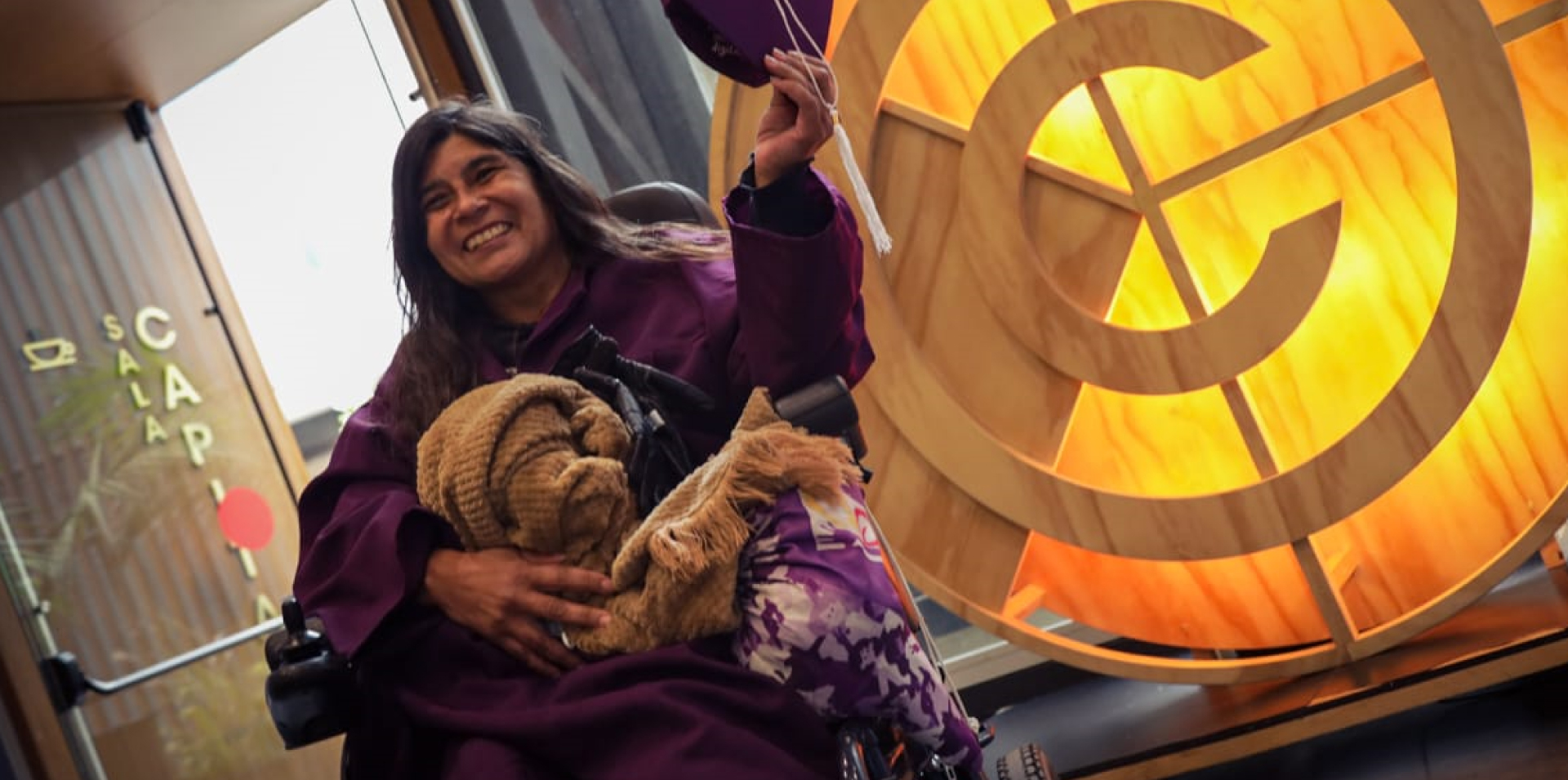 Mujer graduada de los centros de inclusión digital feliz