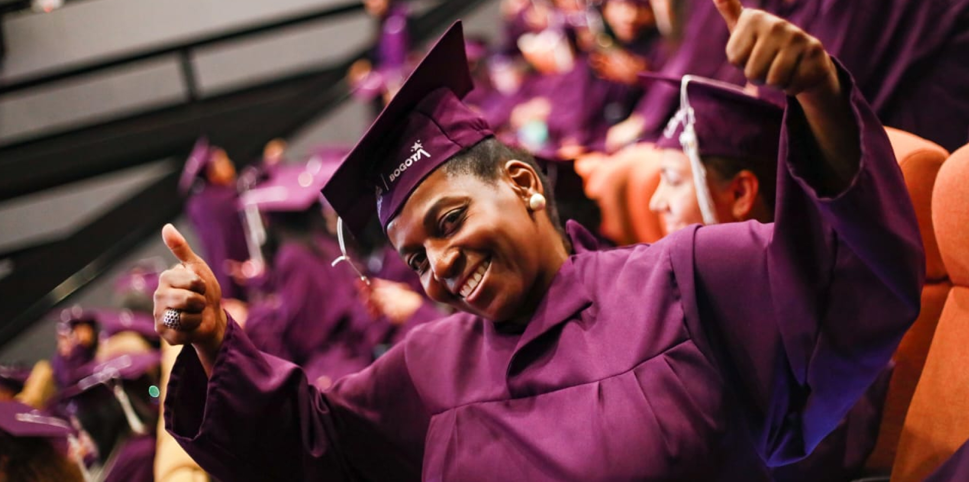 mujer recibe los diplomas que certifican sus procesos de formación para abrirse a nuevas oportunidades