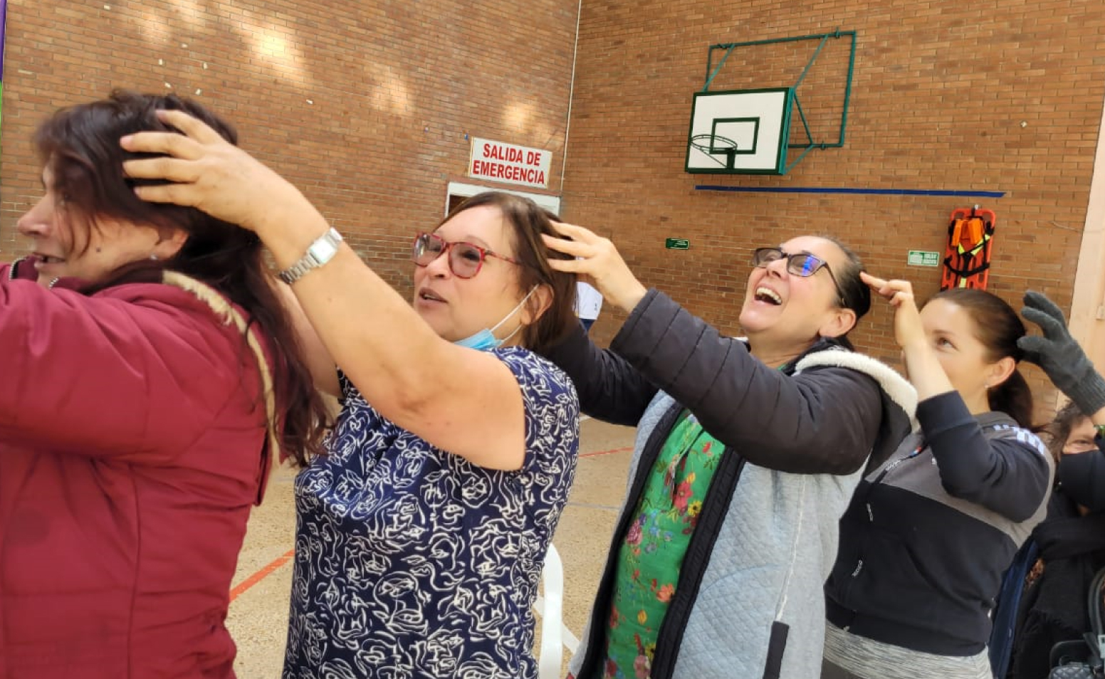 Muleres realizando actividades de respiro de manzana del cuidado de Usaquén