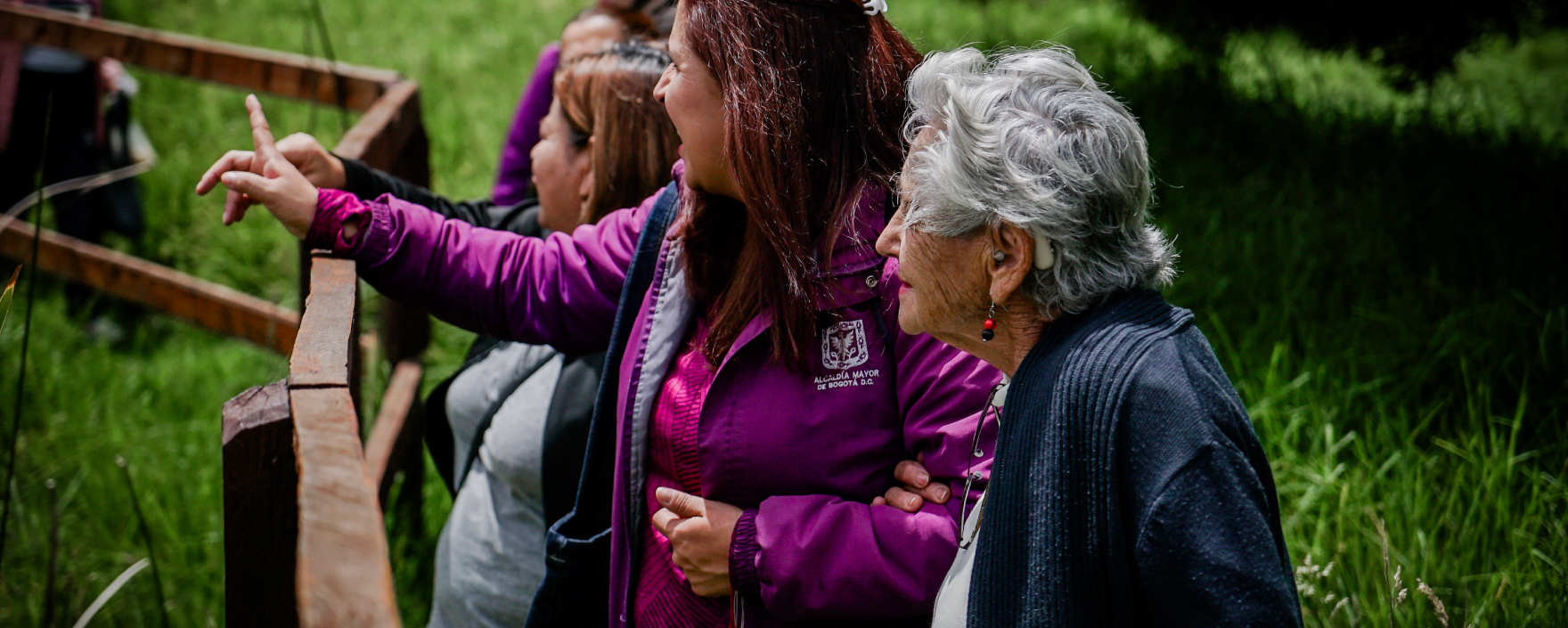 Mujeres en caminata ecológica