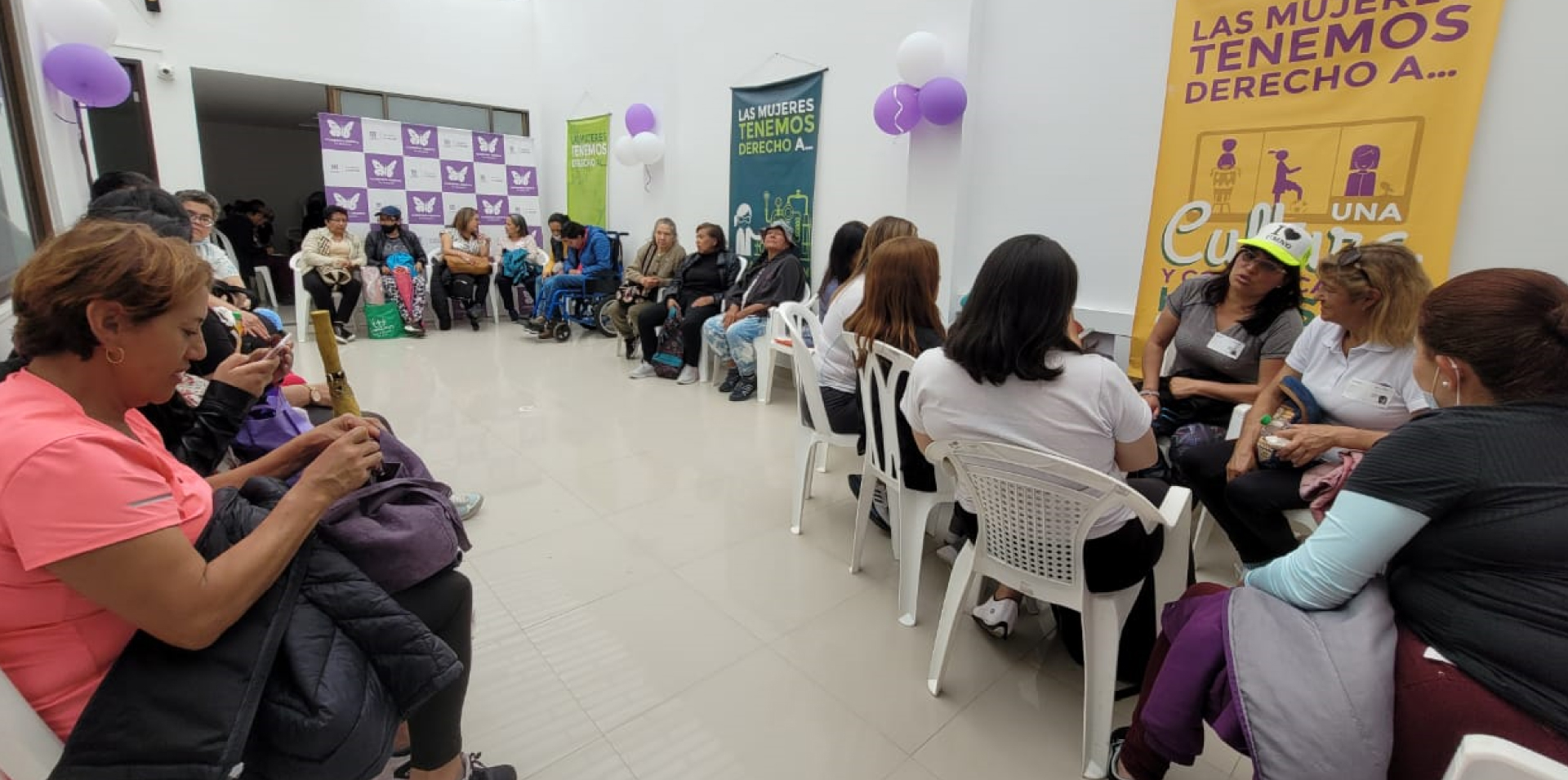 Mujeres recibiendo servicios de CIOM Suba