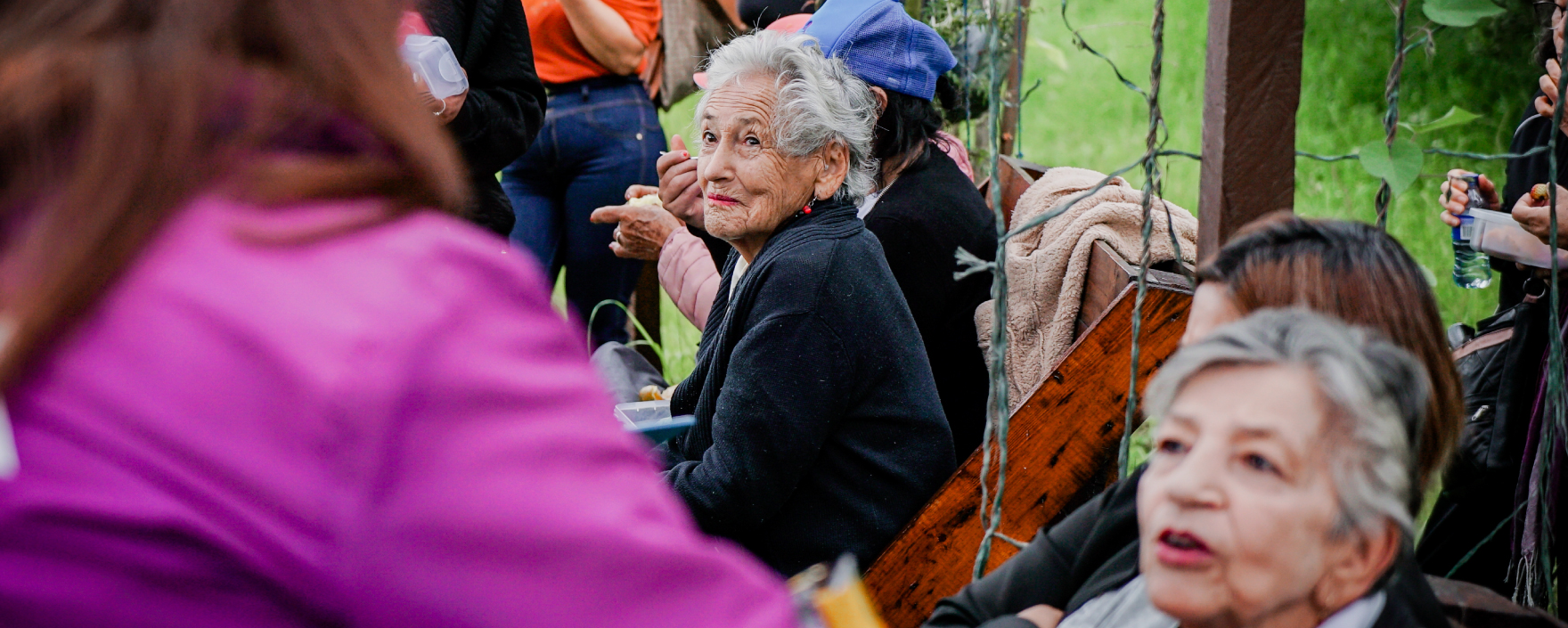 Mujeres en caminata ecológica