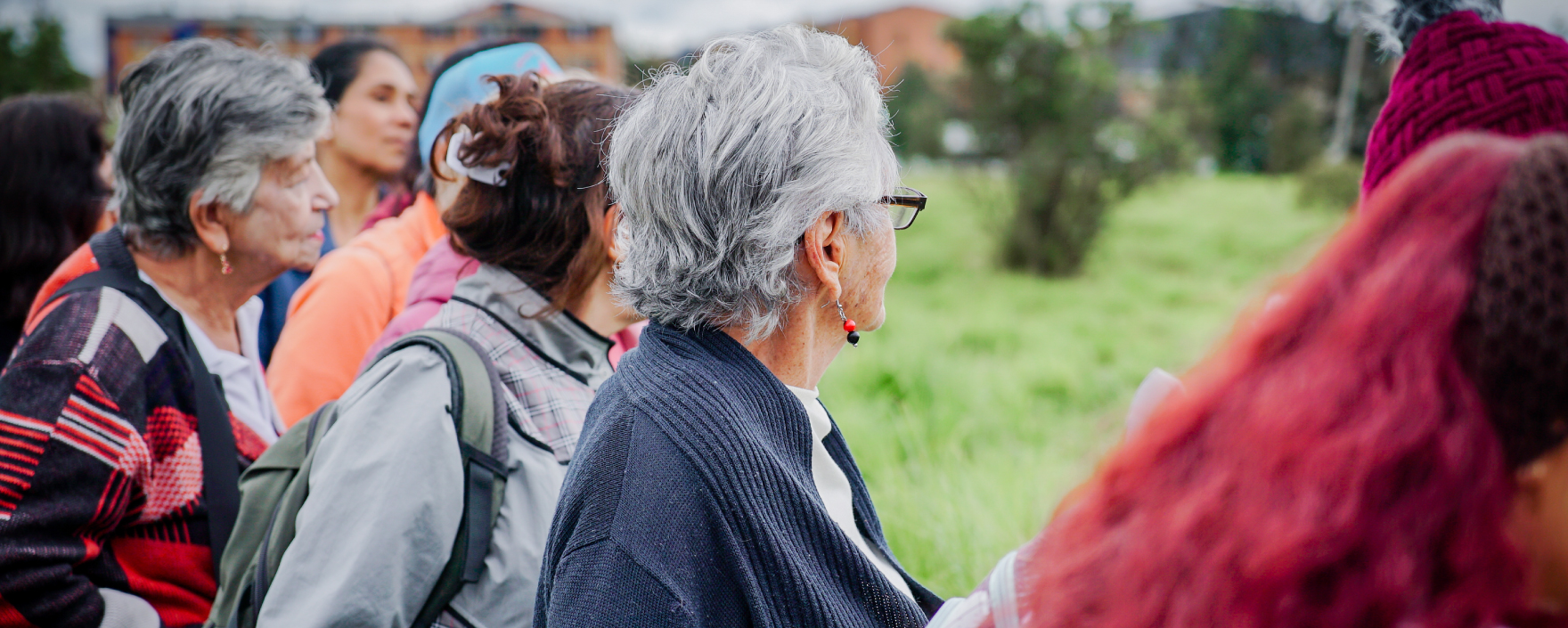 Mujeres en caminata ecológica