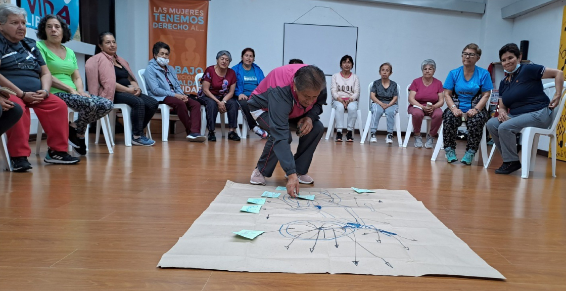 Mujeres participando de taller de "Aprende a montar Bici"