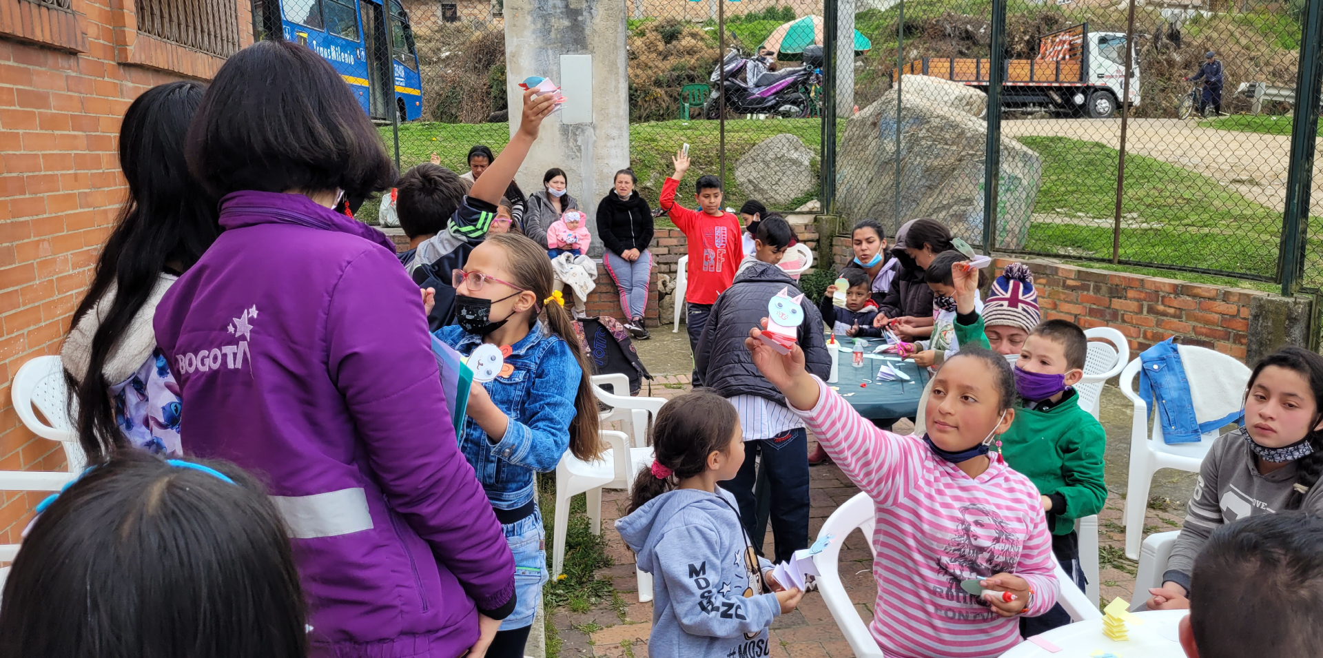 Grupo de niñas con funcionarias de la SDMujer