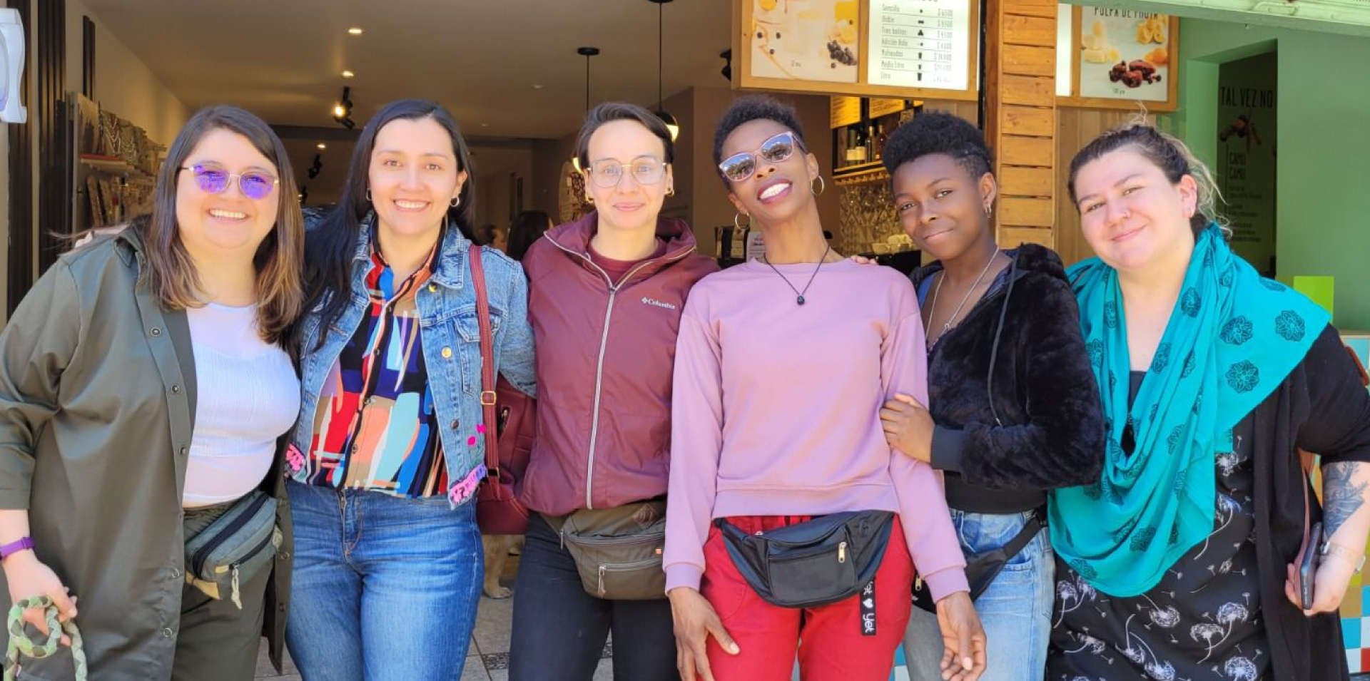 Mujeres felices reunidas