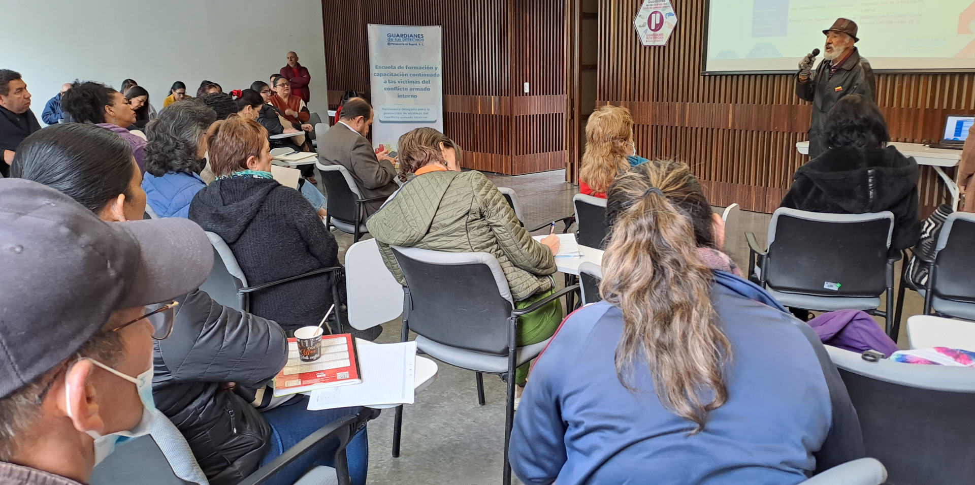 Grupo de personar en escuela de formación y capacitación continuada para víctimas del conflicto armado interno
