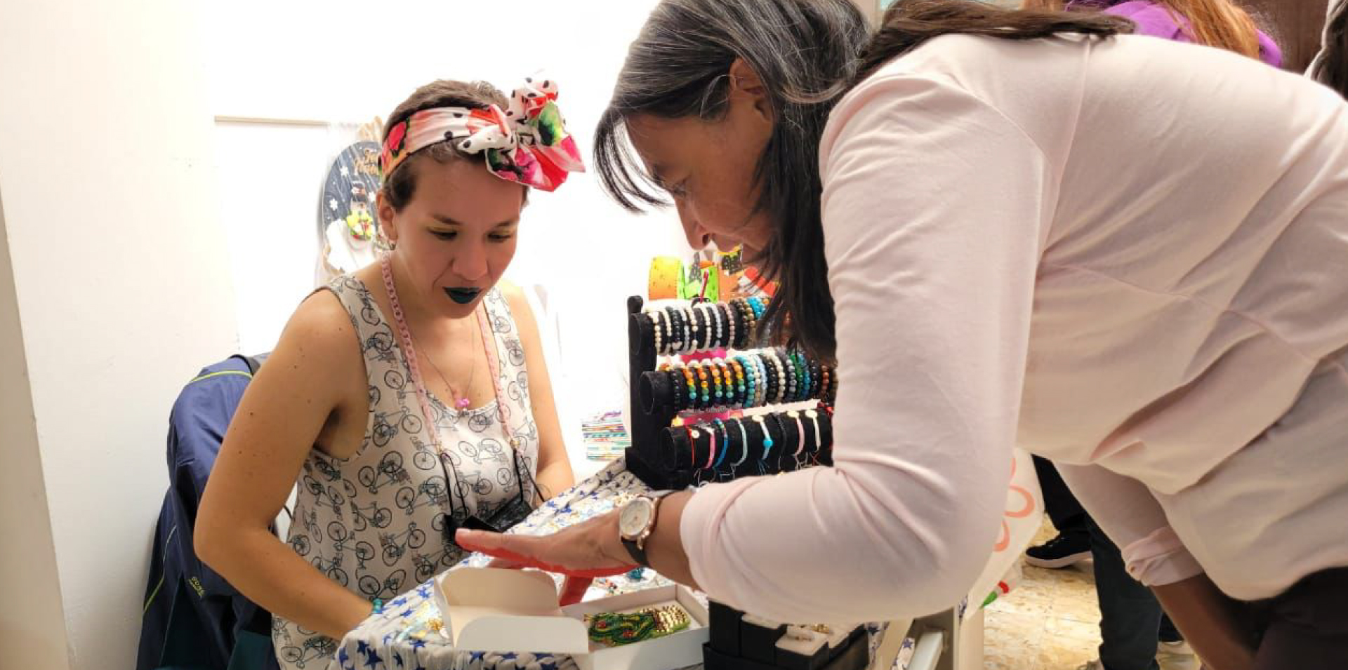 Mujeres ofreciendo los productos de sus emprendimientos