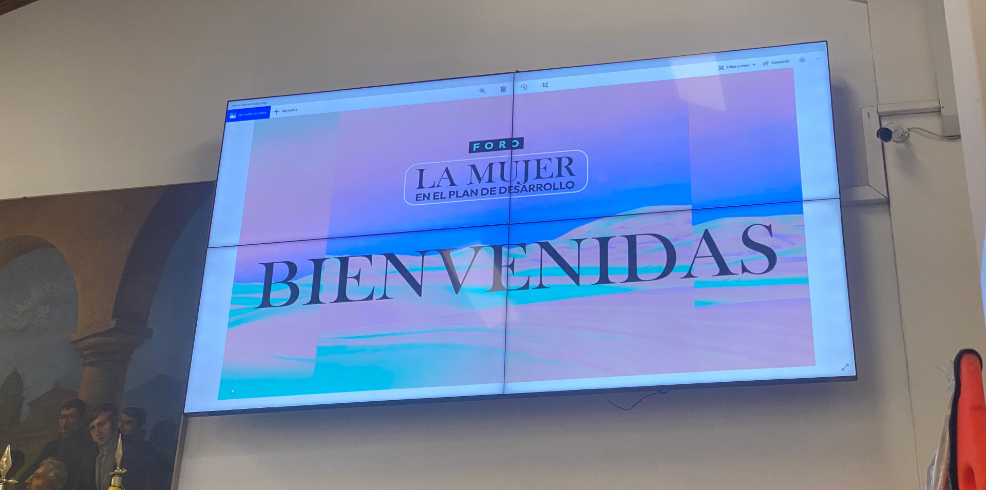 Pantalla con logo de mujeres en plan de desarrollo