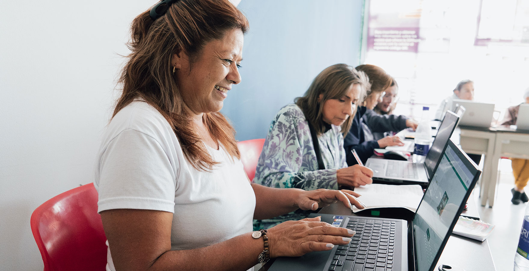Mujeres trabajando en un computador