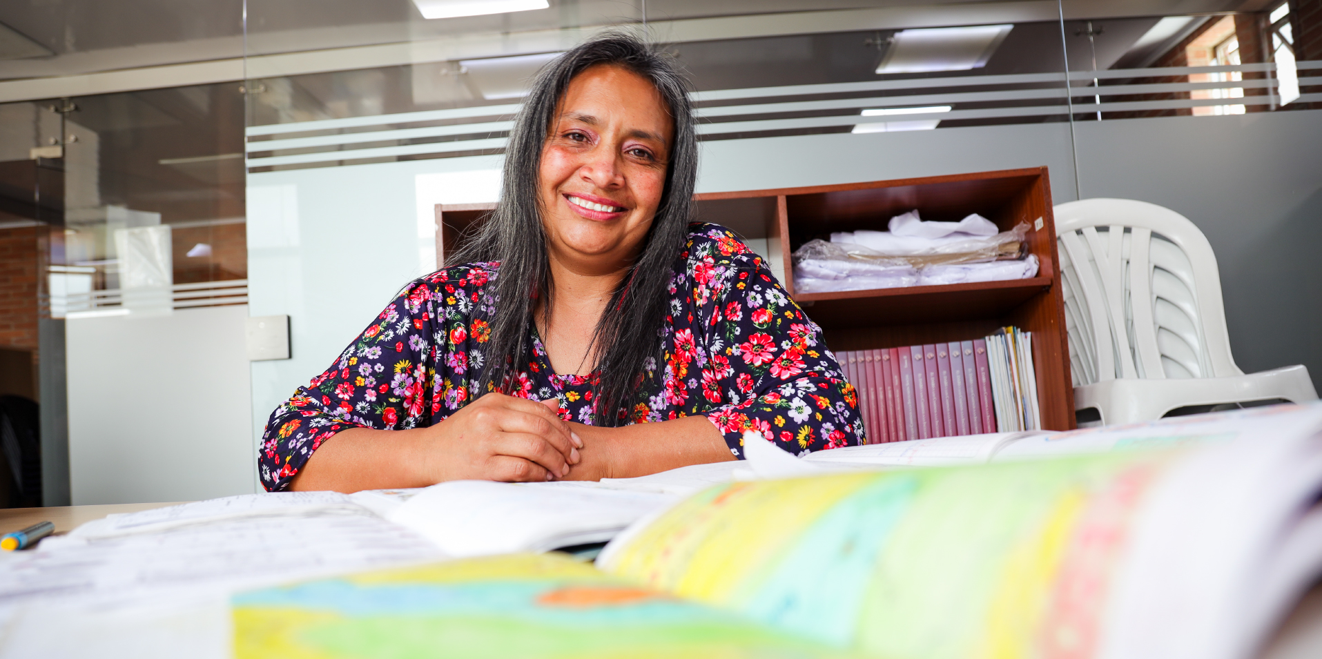 Mujer feliz en capacitación