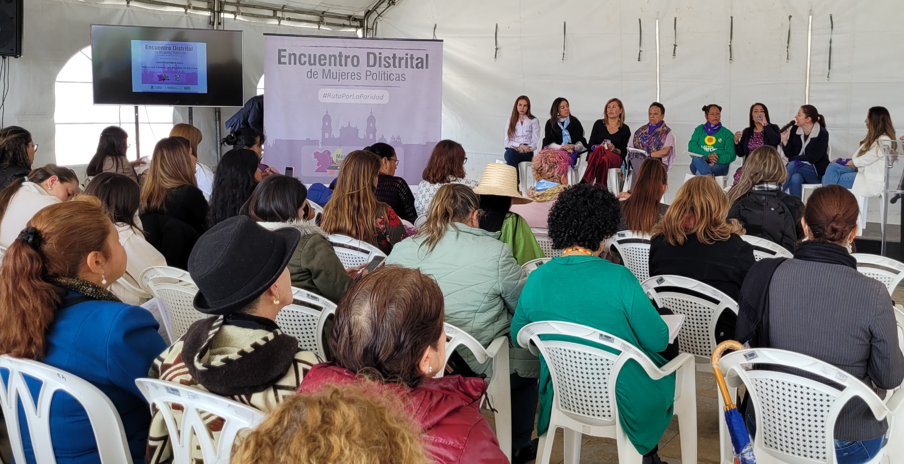 Asistentes a charla de funcionarias de la SDMujer