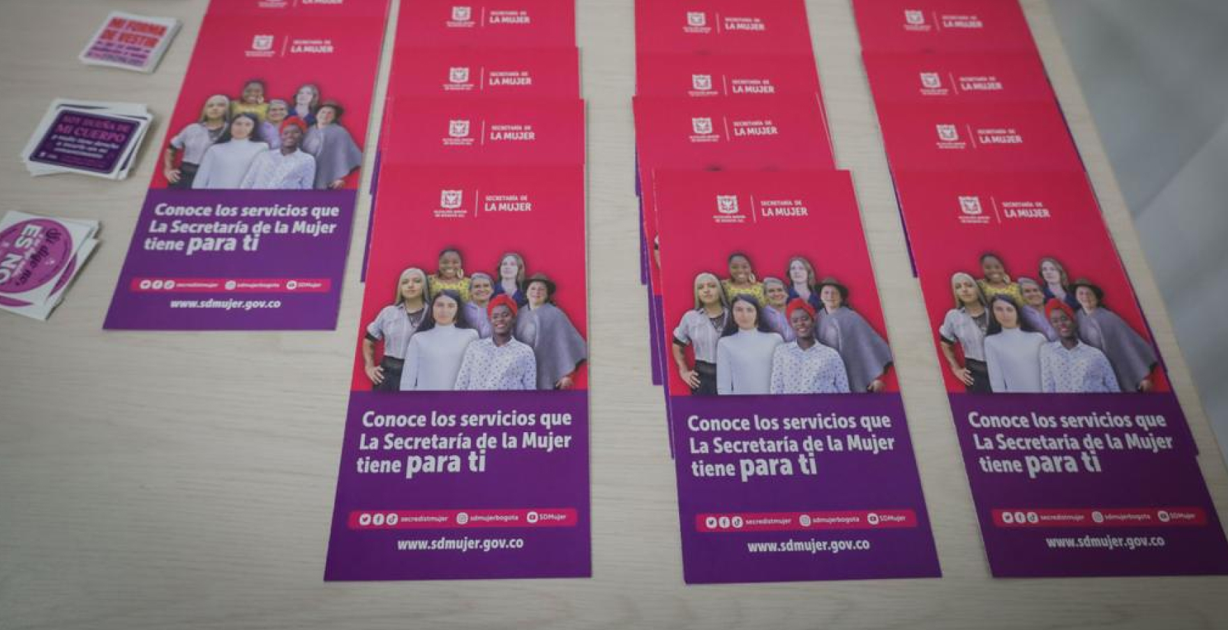 Folletos con información de servicios de la SDMujer