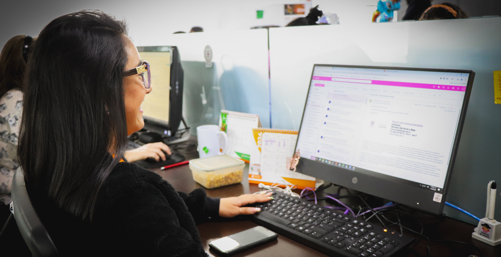 Mujer estudiando en pc