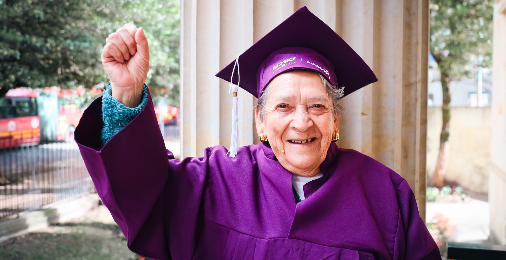 Mujer feliz por formación de SDMujer