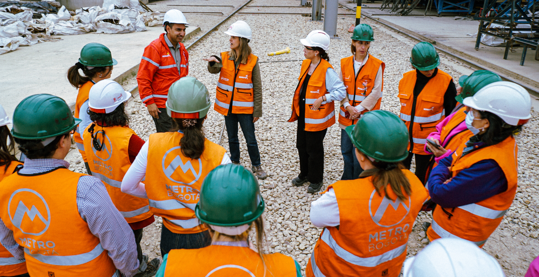 Funcionarios del Distrito en visita al metro elevado