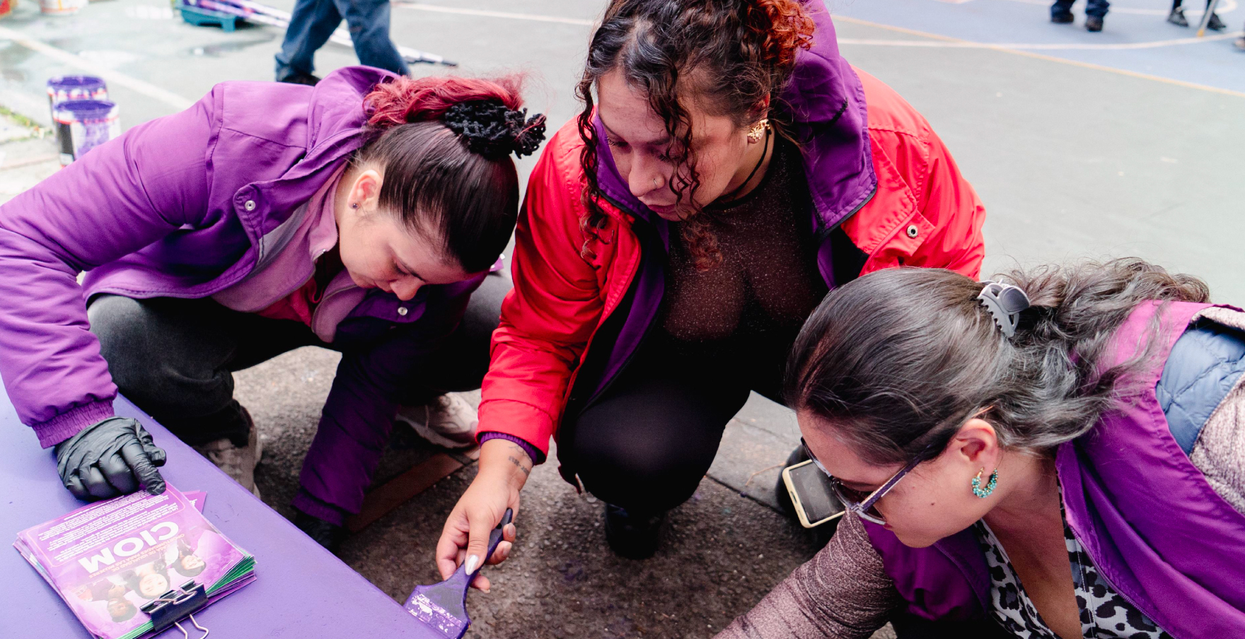 Mujeres participando