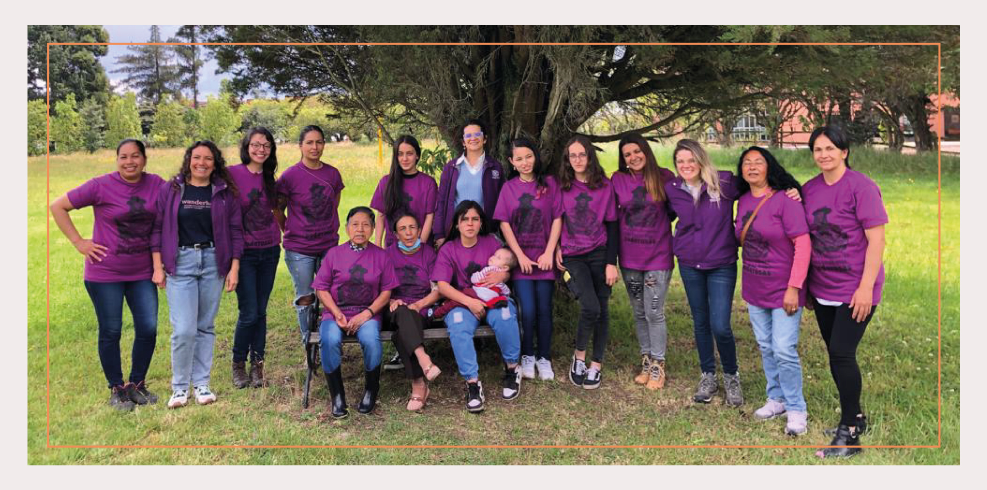 Grupo de mujeres debajo de un árbol