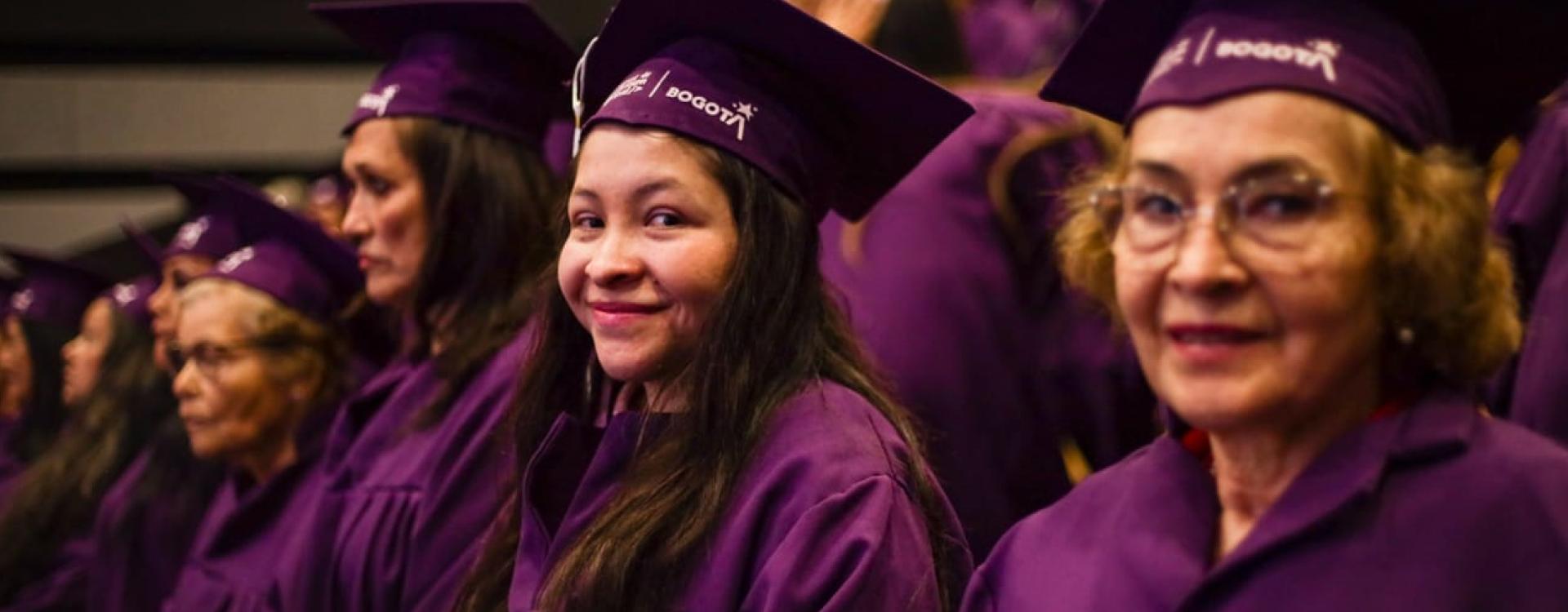 Mujeres graduadas de los centros de inclusión digital felices