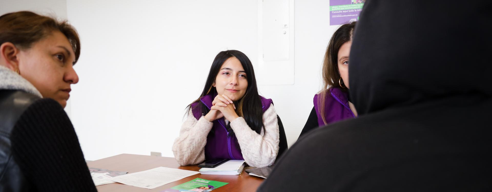 Funcionaria de la SDMujer en servicio de hospitales