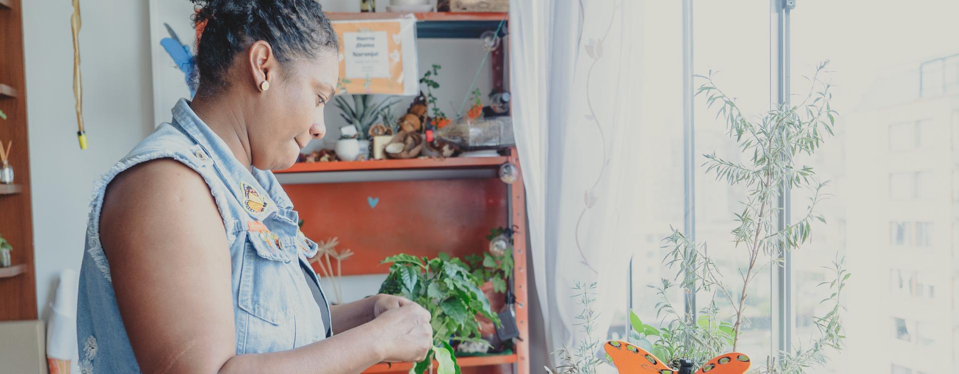 Mujer con planta