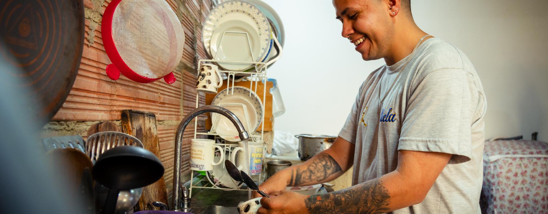 Hombre adulto lavando los platos