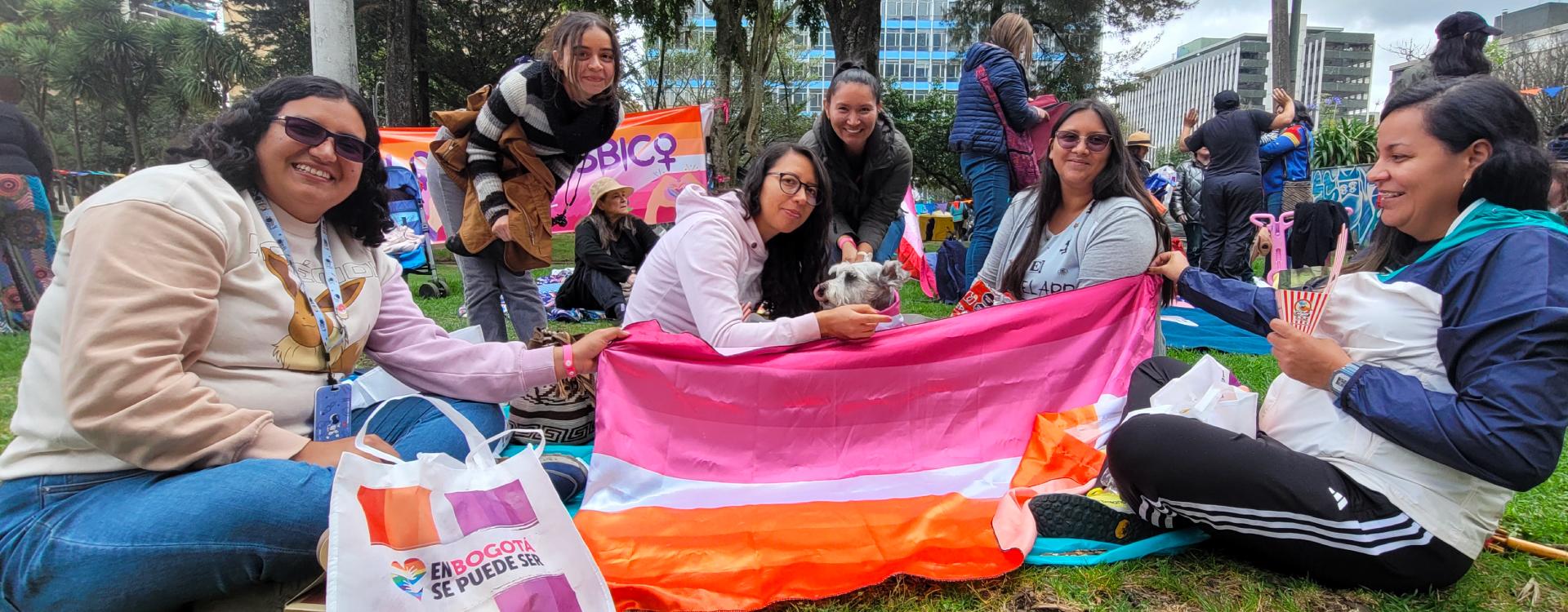 Mujeres compartiendo en parque