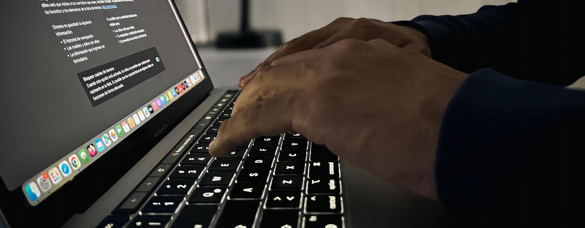 Manos de mujer en pc