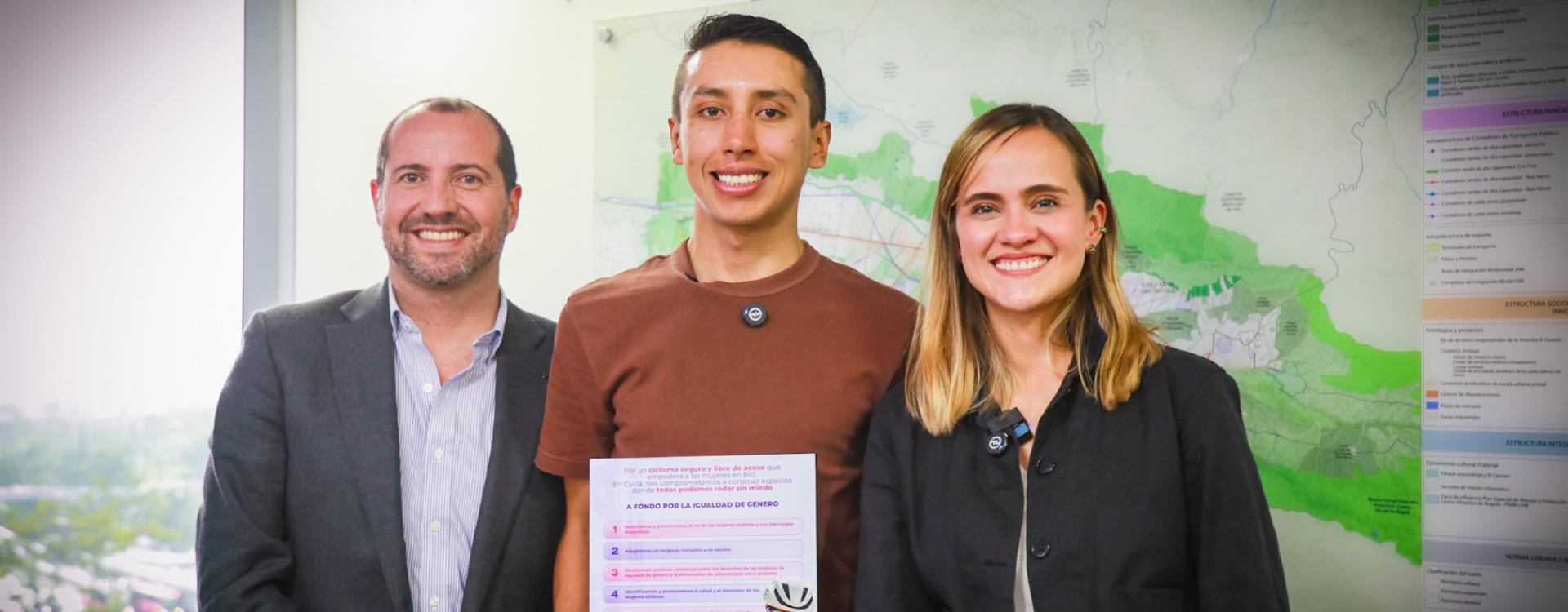 Secretaria de la mujer Laura Marcela Tami con Ciclista Egan Bernal