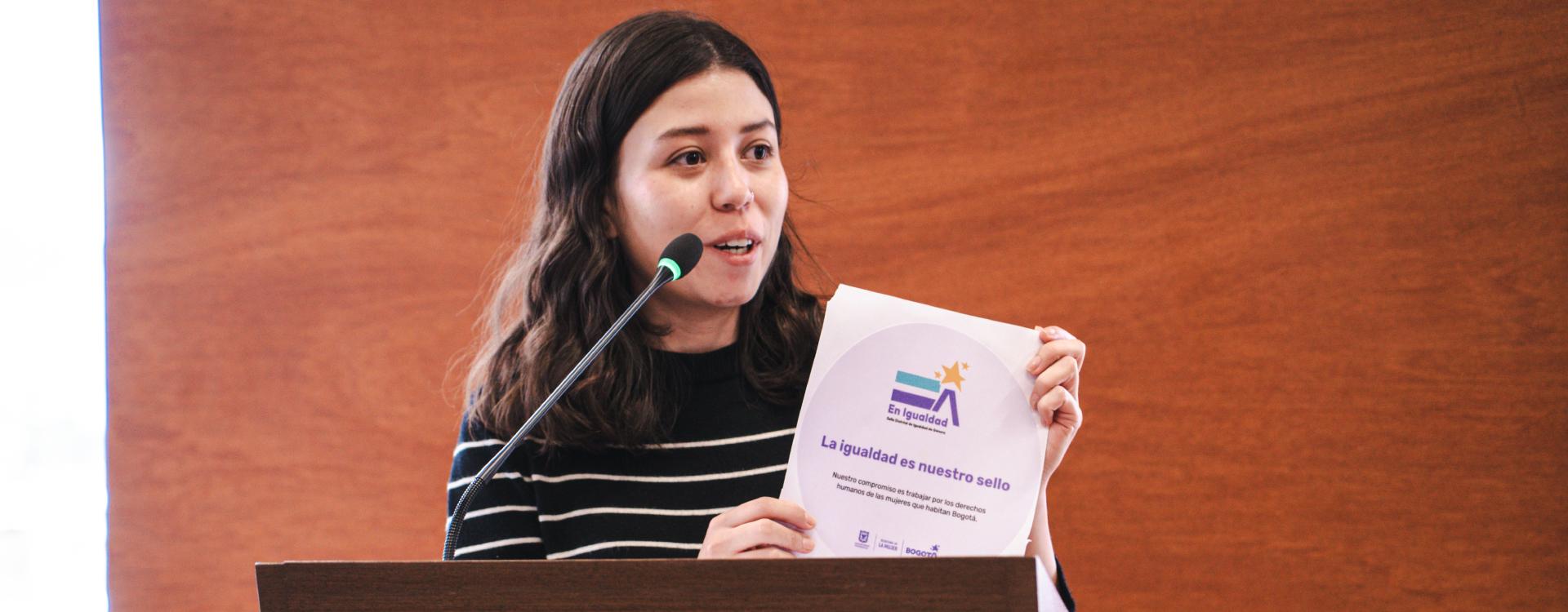 Mujer hablando en foro