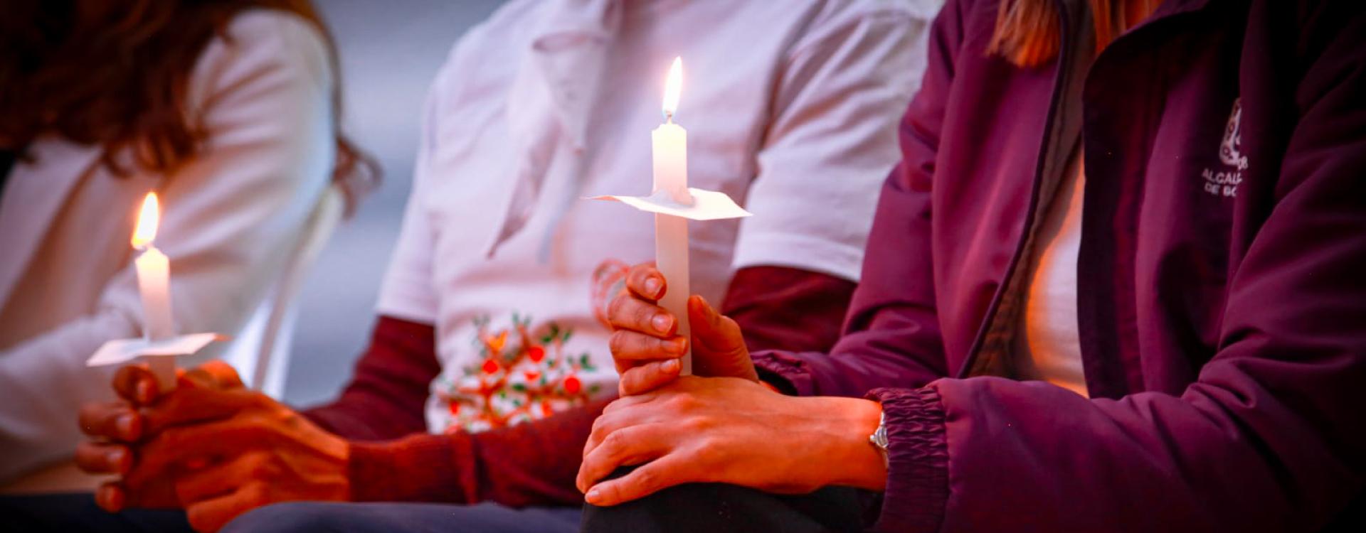 Manos de mujer con vela