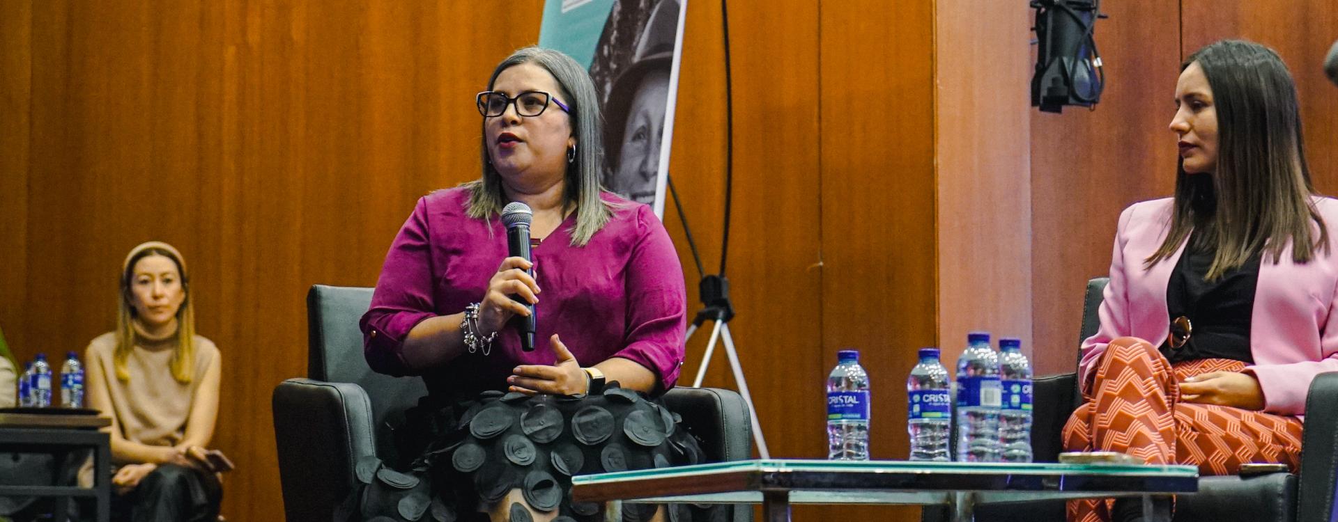 Funcionaria de la SDMujer con mujer bogotanao