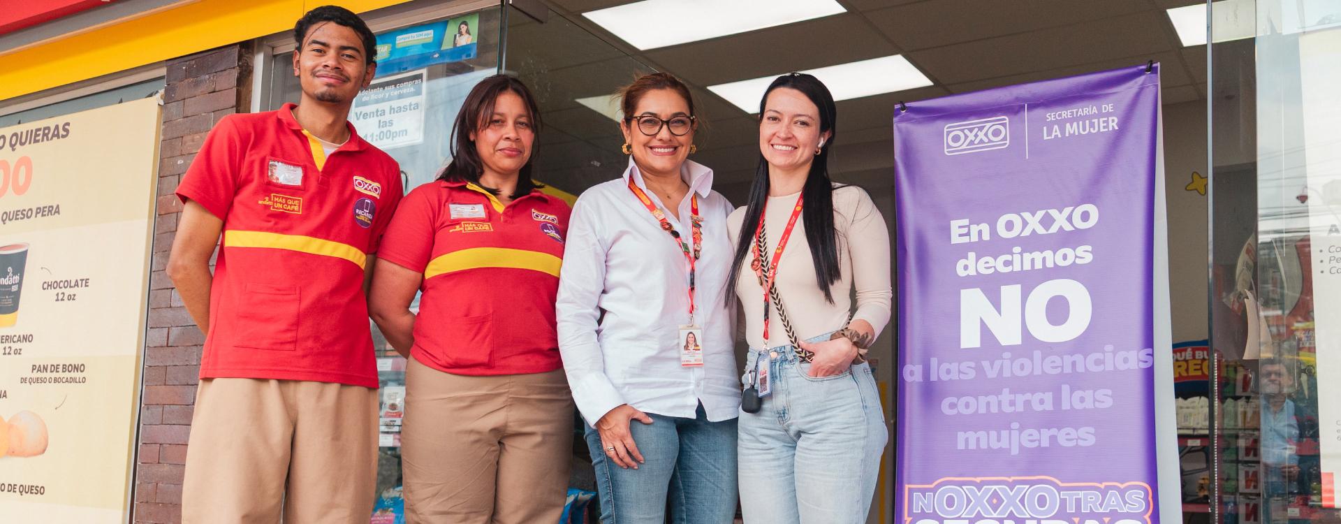 Funcionaria SDMujer en operación con Oxxo