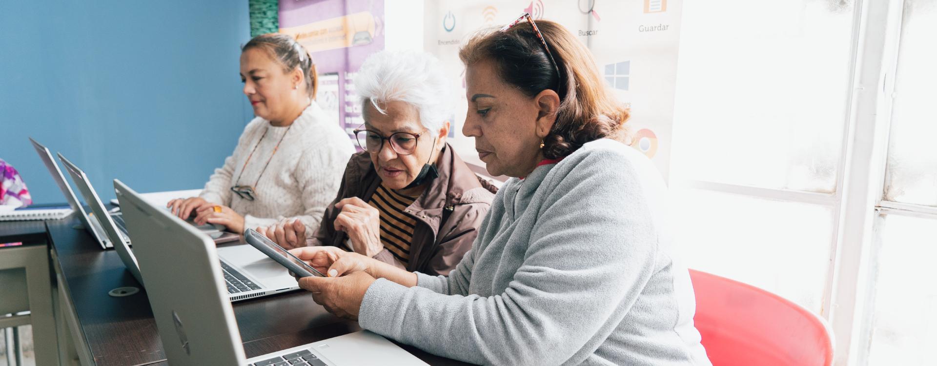 Mujeres aprendiendo en curso virtualndo