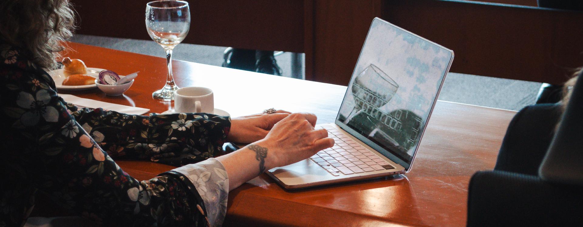 Mujer en pc aprendiendo