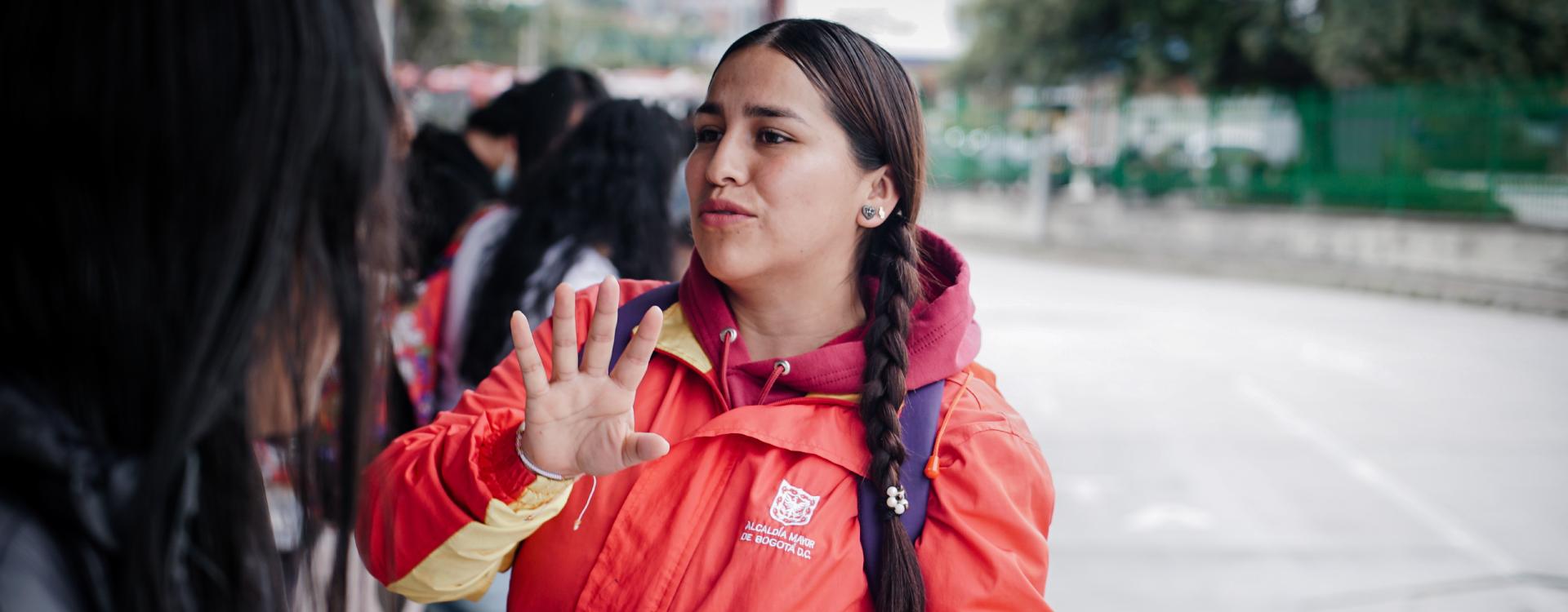 Funcionaria SDMujer en operación de TransMilenio