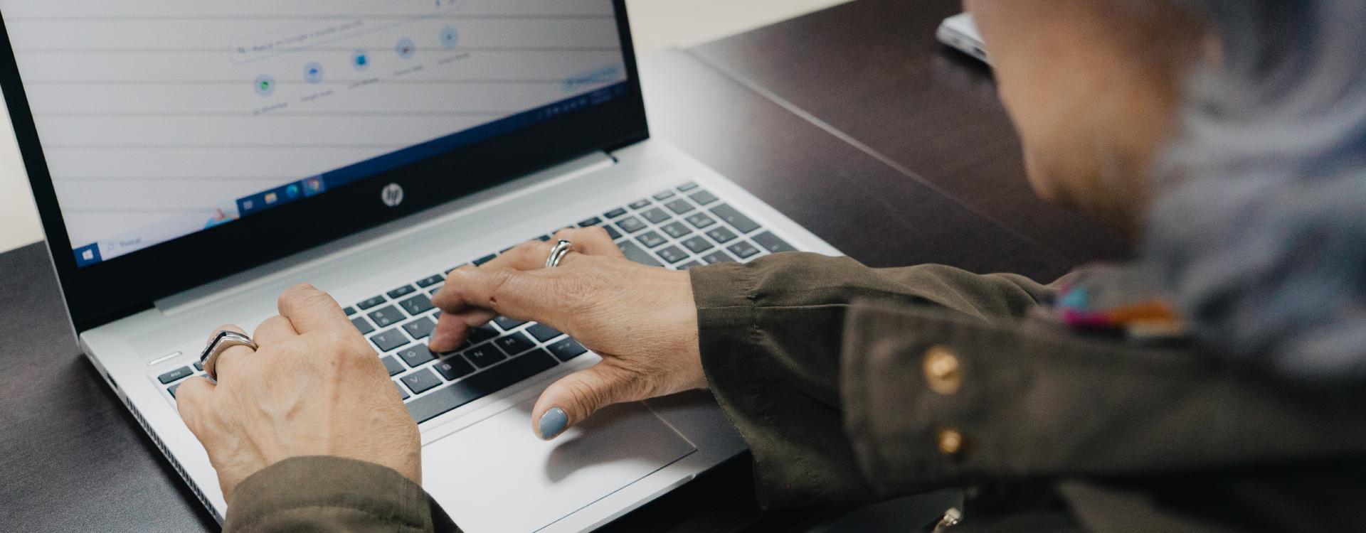 manos de mujer en PC