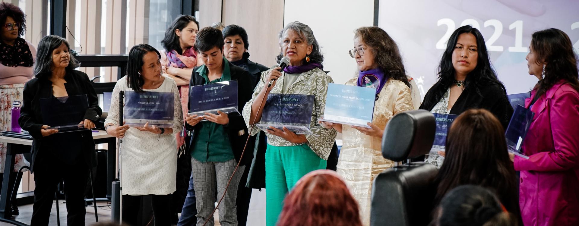 Mujeres consultivas
