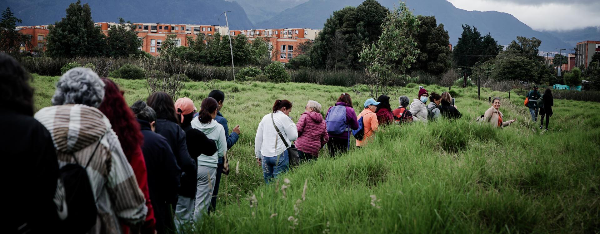 Mujeres en recorrido por humedal en Bogotá
