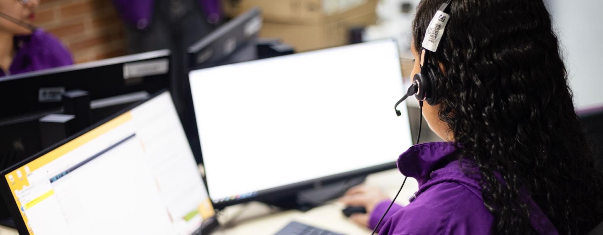 Funcionaria de la SDMujer en servicio de agencia MUJ