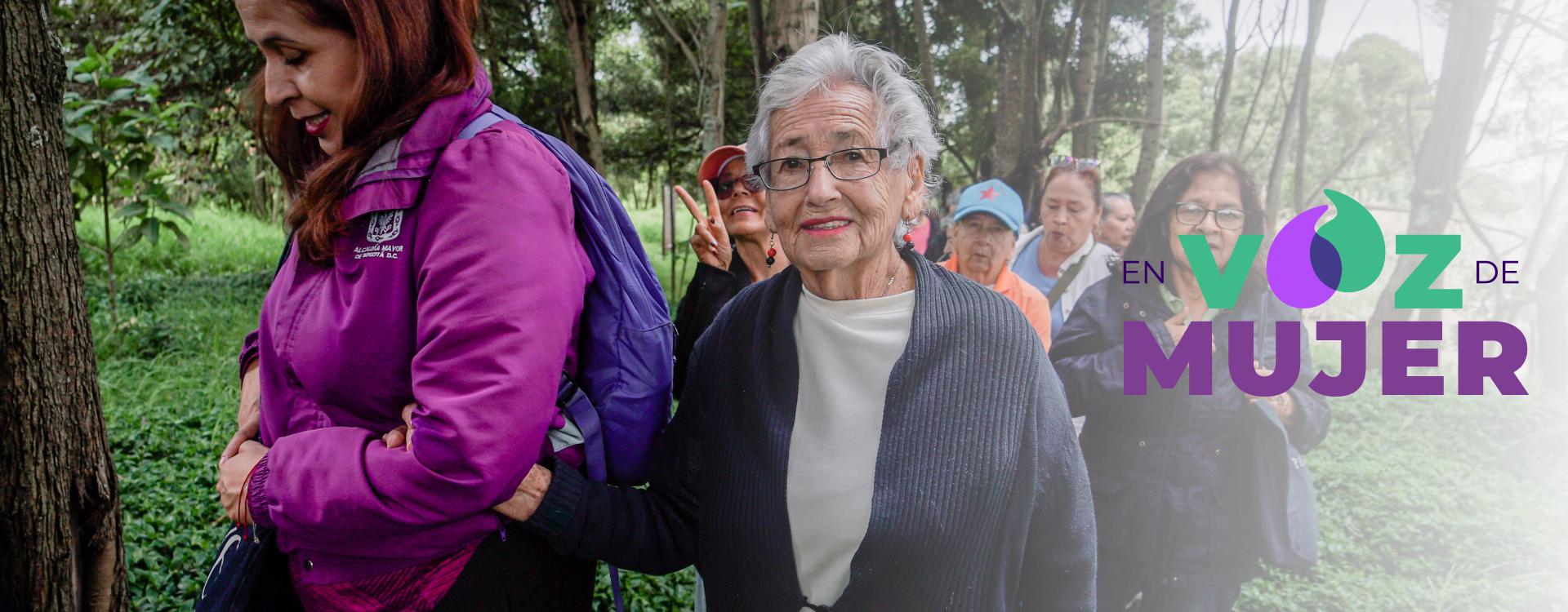 Mujeres en caminata ecológica