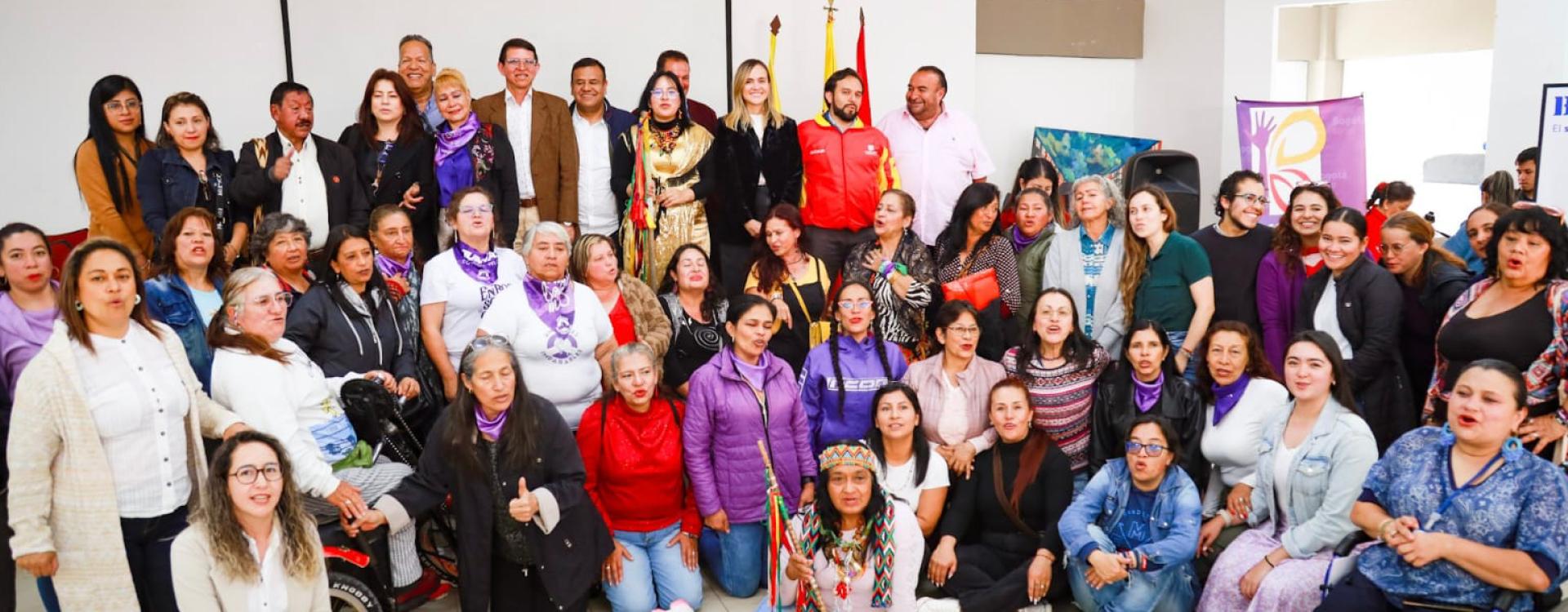 Funcionaria SDMujer en evento