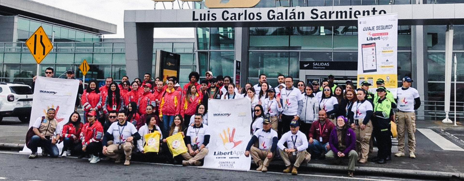 Personal del distrito en aeropuerto el dorado