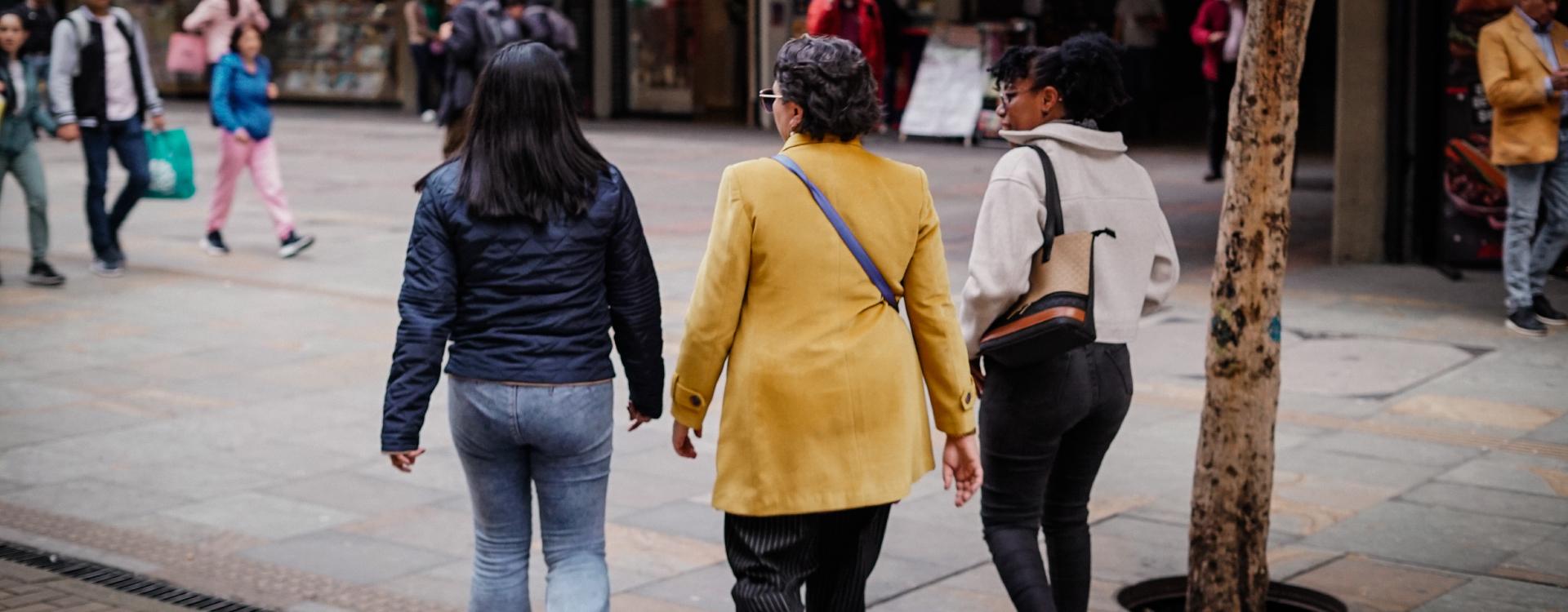 Mujeres caminando en Bogotá