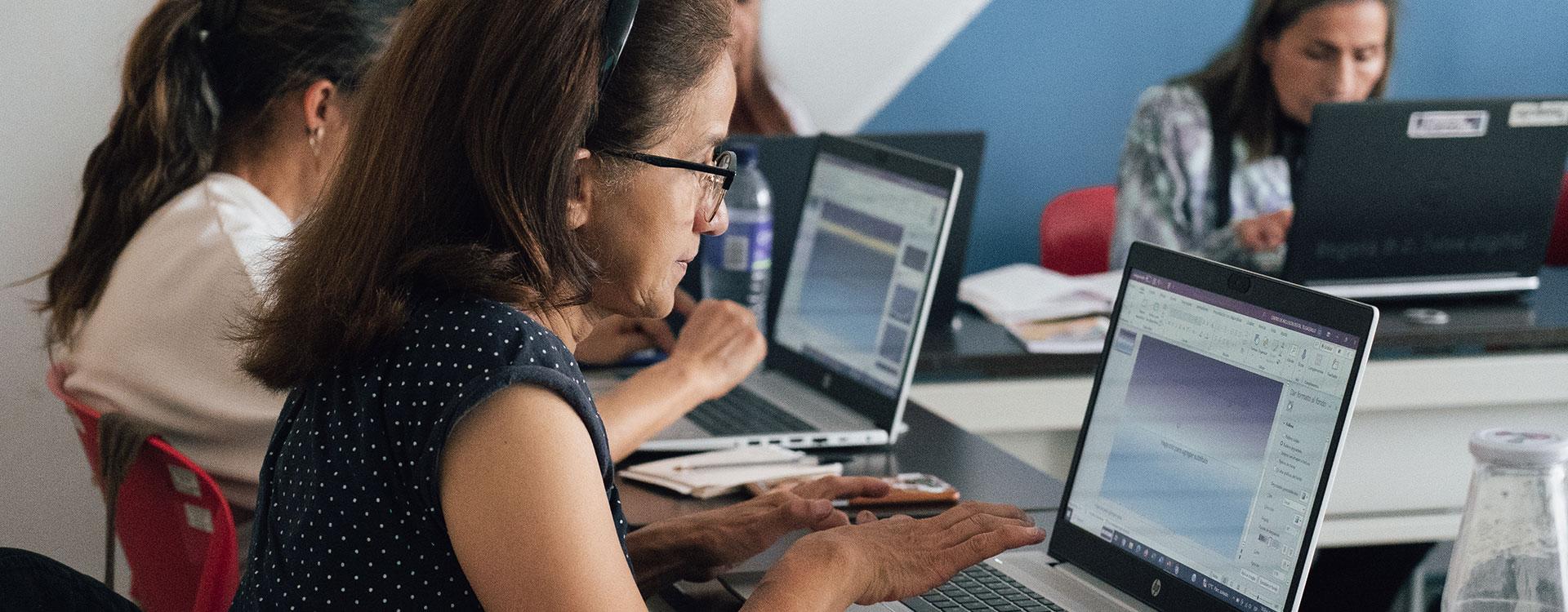 Mujer trabajando en un computador