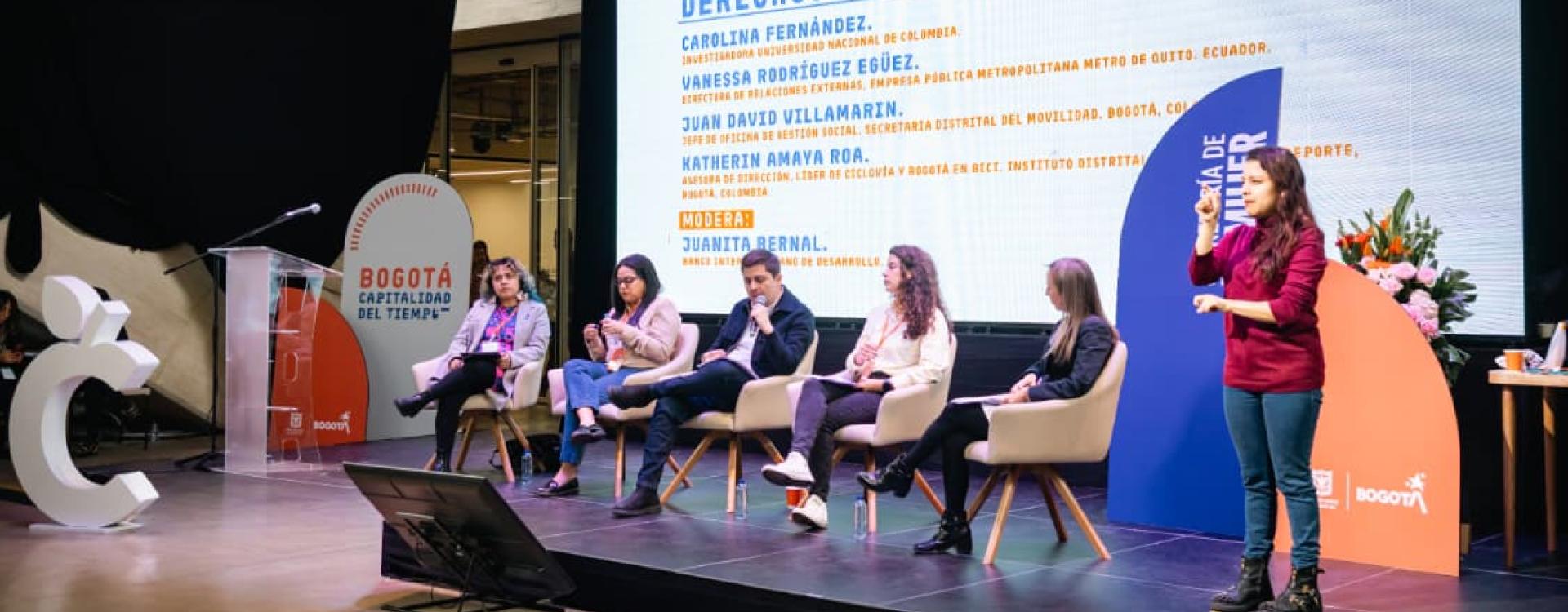 Panelistas de foro internacional